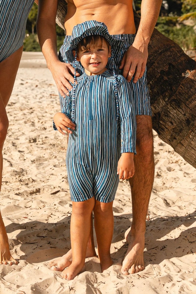 Macaquinho lucca com proteção UV para praia, feito em Lycra na estampa Listras Azul Marinho