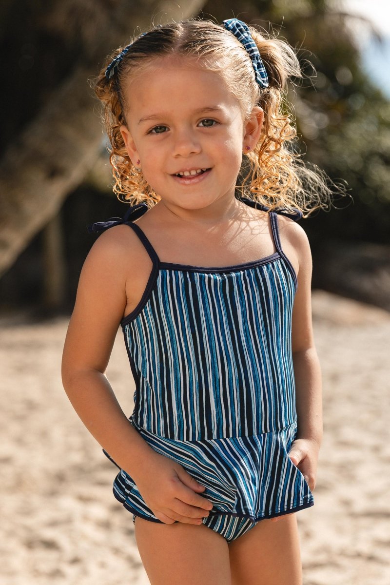 Maiozinho de praia infantil com sainha e lacinhos combinando, feito na estampa Listras Azul Marinho