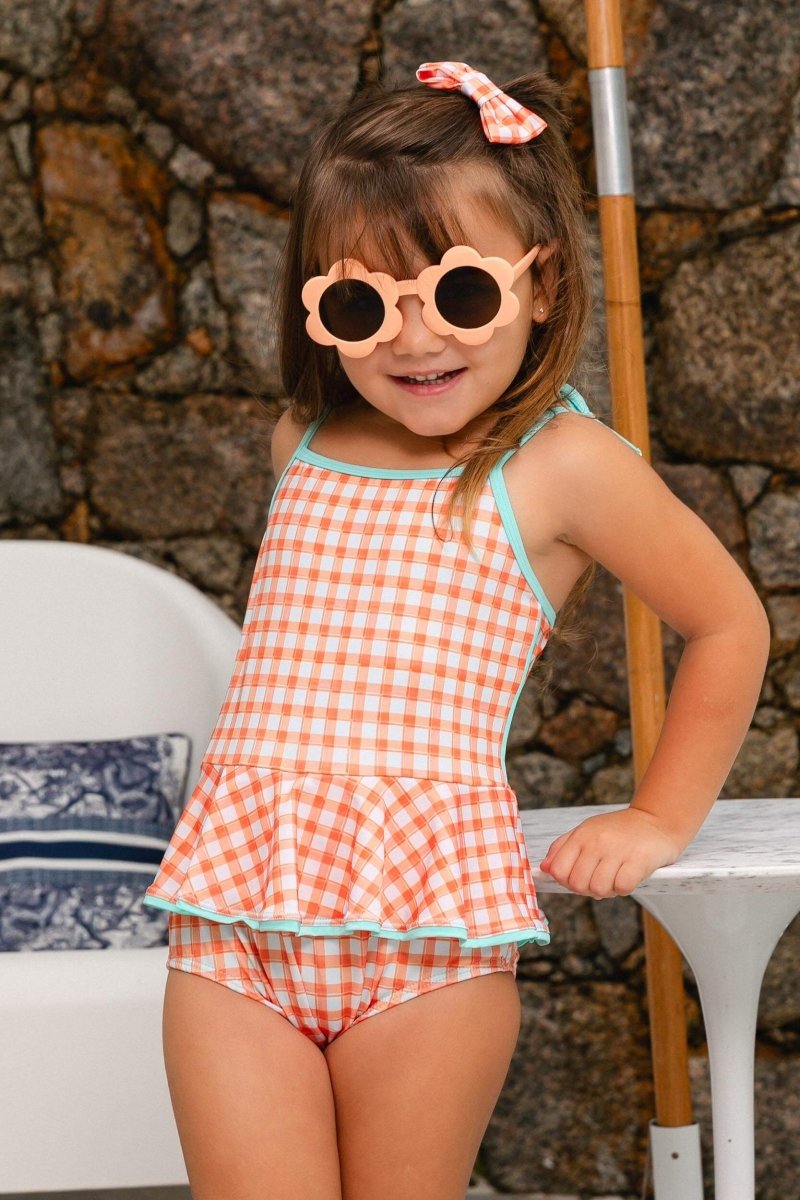 Maio infantil de praia para crianças combinando com óculos de sol e lacinho de cabelo na cor Laranja