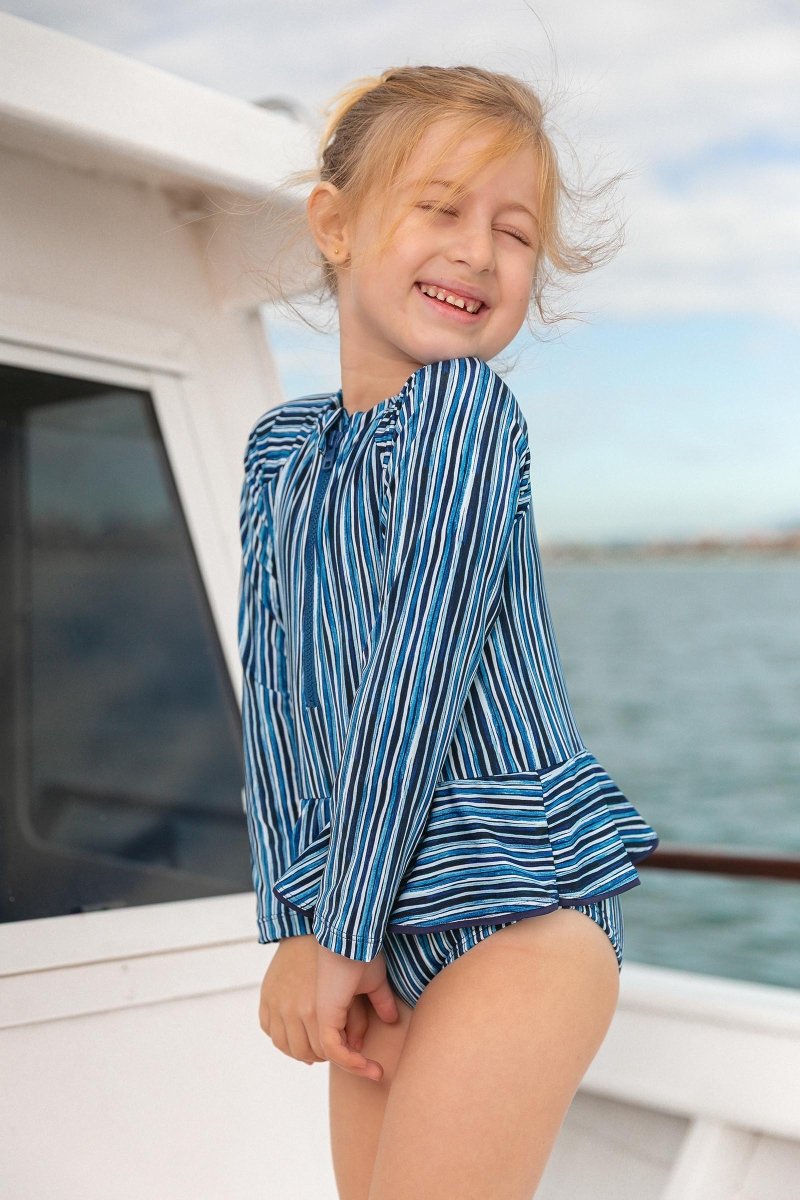 maio de praia manga longa infantil com proteção UV na estampa listras azul marinho