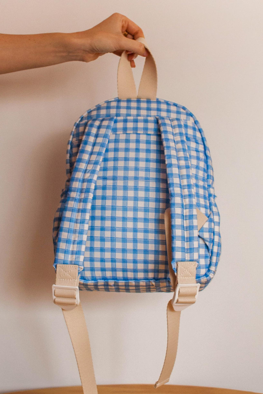 Mochila de escola infantil na estampa Xadrez Azul da Lili com alças relguláveis 