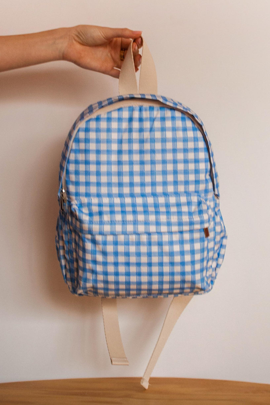 Mochila infantil para escola e para praia com bolso central e bolso menor na frente na estampa Xadrez Azul