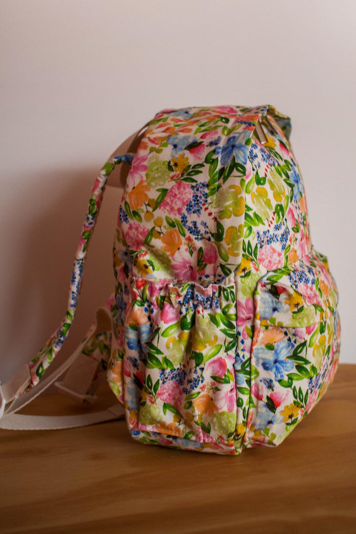 Mochila de viagem para praia, passeios, escola e piscina feita em estampa exclusiva Floral da Lili
