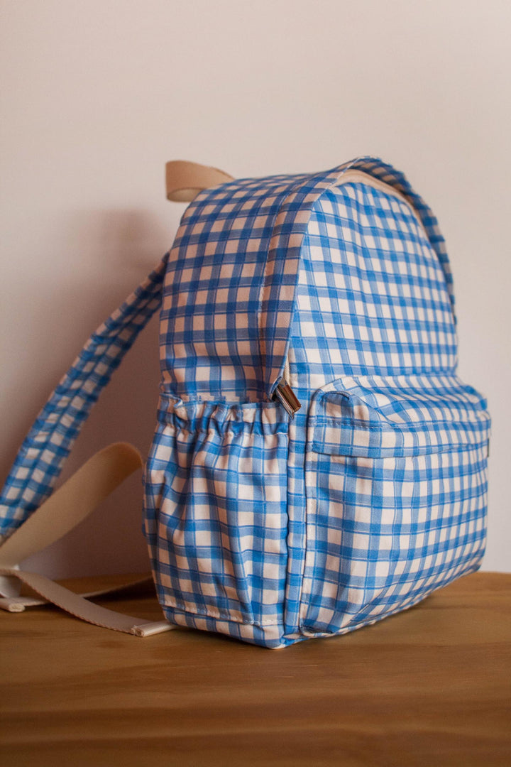 Mochila de viagem infantil, para passeios e praia na estampa Vchy Azul da Lili