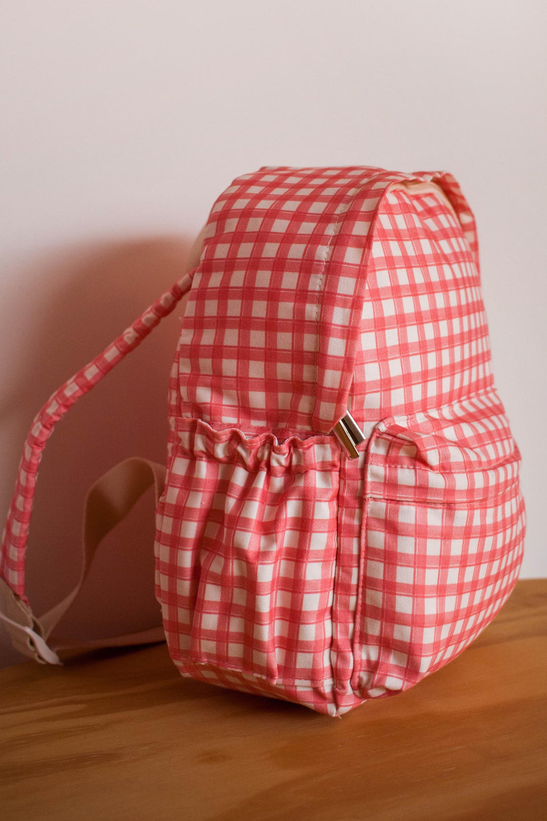 Mochila infantil para viagem na estampa Vichy Rosa da Lili Sampedro