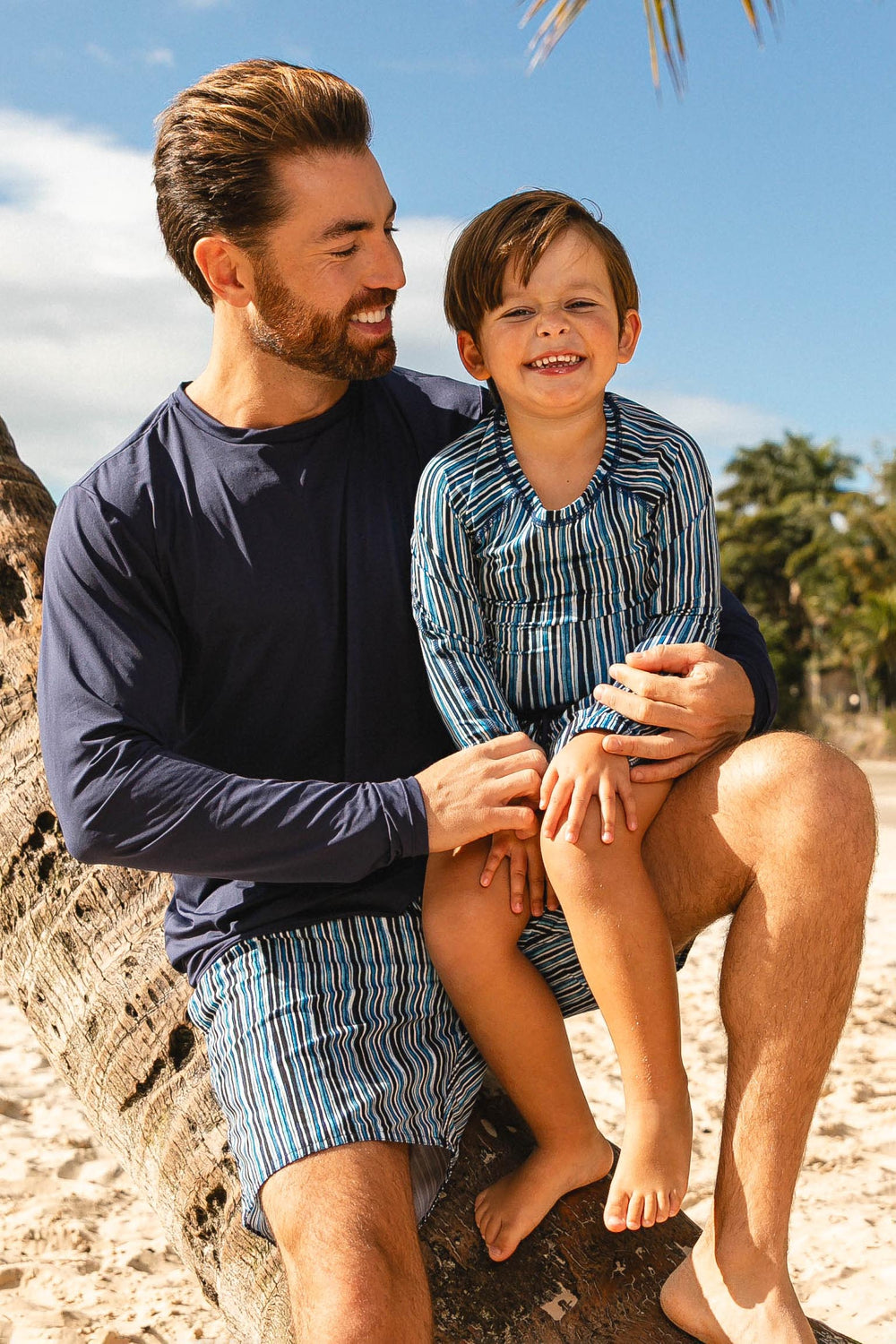 look de praia pai e filho na estampa listras azul marinho com short e camiseta uv