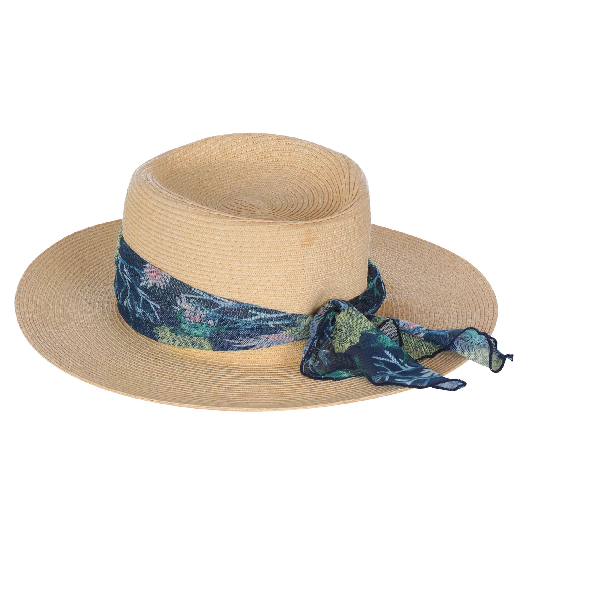 Lenco estampado fotografado amarrado em um chapéu, um acessório de praia na estampa Tartaruga Azul da Lili Sampedro Moda Praia