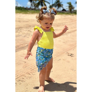 Lenço Estampado Limoes usado como uma Canga Infantil Saída de Praia Infantil com Look Mae e Filha Combinando da Lili Sampedro