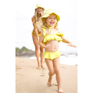 Mae e Filha Combinando na Praia Com Biquíni Adulto e Biquíni Infantil Amarelo Textura e Chapéu Bucket Hat de Praia Atoalhado Amarelo