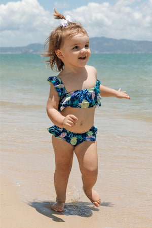 Biquíni de Praia Infantil Feminino com Babadinhos na Estampa Tartaruga Azul com Look para a família toda combinando da Lili Sampedro