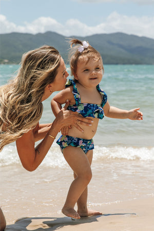 Biquíni de Praia Infantil Feminino com Babadinhos na Estampa Tartaruga Azul com Look para a família toda combinando da Lili Sampedro