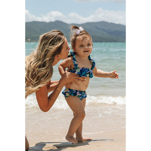 Biquíni de Praia Infantil Feminino com Babadinhos na Estampa Tartaruga Azul com Look para a família toda combinando da Lili Sampedro
