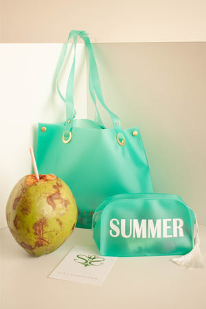 Bolsa de Praia ou Piscina feita de Silicone na Cor Verde Agua com Transparencia e Aviamentos em Dourado, fotografada junto com a Necessaire Verde Agua com Escrito Summer, da Colecao de Acessorios de Praia da Lili Sampedro