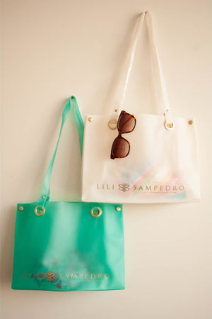 Bolsa de Praia ou Piscina Aprova D'Agua Feita de Silicone na Cor Branca, na Foto com Bolsa Verde Agua do mesmo modelo, da Colecao de Accesorios de Praia da Lili Sampedro