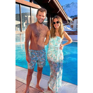 Camila Nereu Vestindo Maio de Um Ombro Só na Estampa Coqueiros Tiffany da Lili Sampedro combinando com o Marido na Piscina