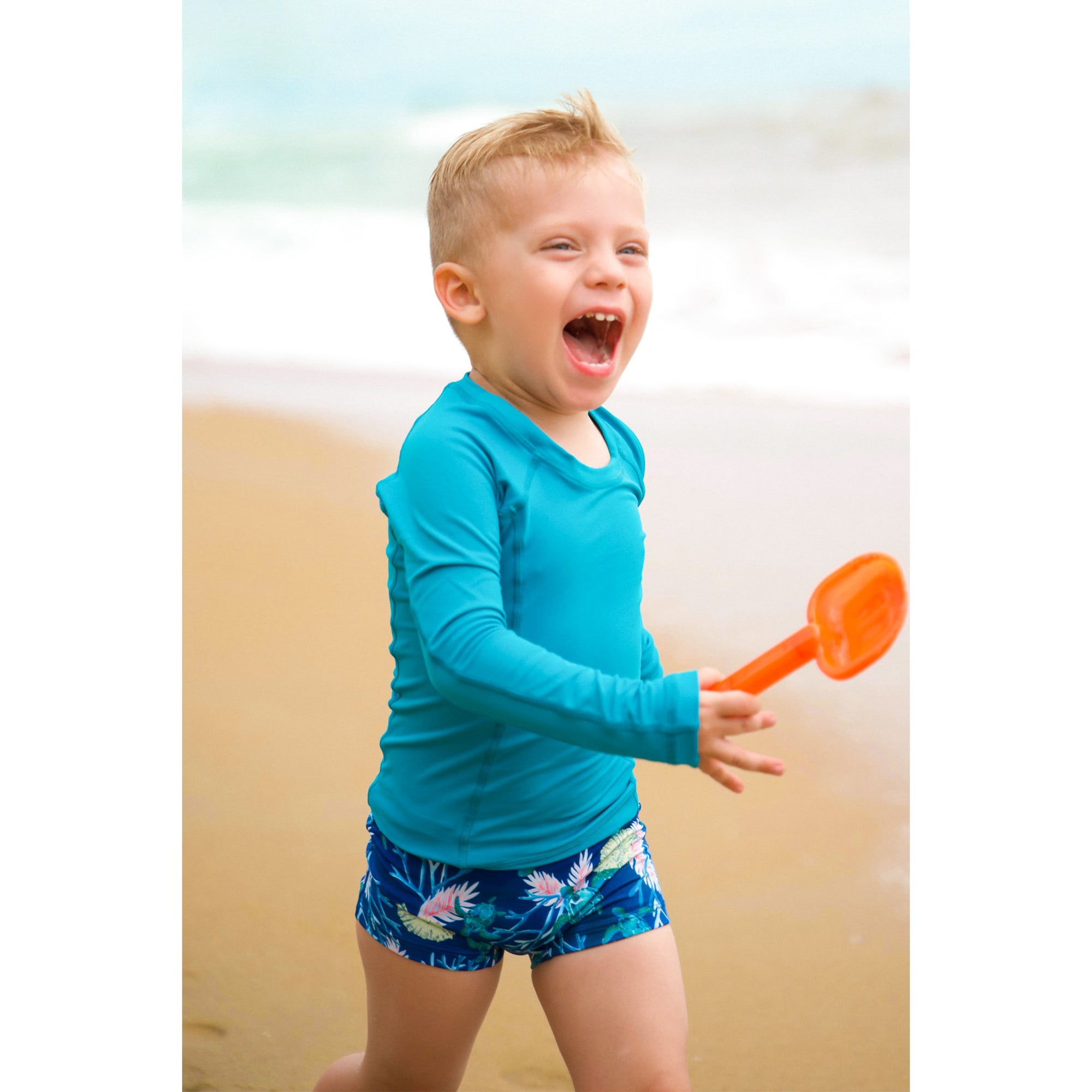 Camiseta Infantil com Proteção UV de Praia Liso Verde Unisex da Lili Sampedro