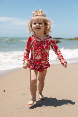 Camiseta UV Infantil de Praia Estampado de Lycra da Lili Sampedro na Estampa Flores Vermelhas