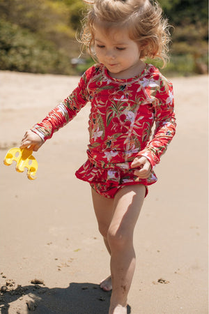 Camiseta UV Infantil de Praia Estampado de Lycra da Lili Sampedro na Estampa Flores Vermelhas