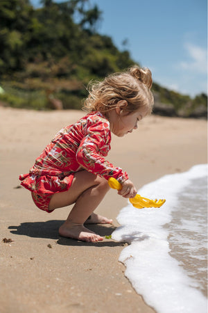 Camiseta UV Infantil de Praia Estampado de Lycra da Lili Sampedro na Estampa Flores Vermelhas