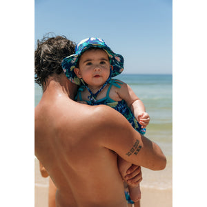 Chapéuzinho Infantil de Praia de Lycra com Protecao UV, na Estampa Tartaruga Azul da Lili Sampedro com Look combinando com o Pai
