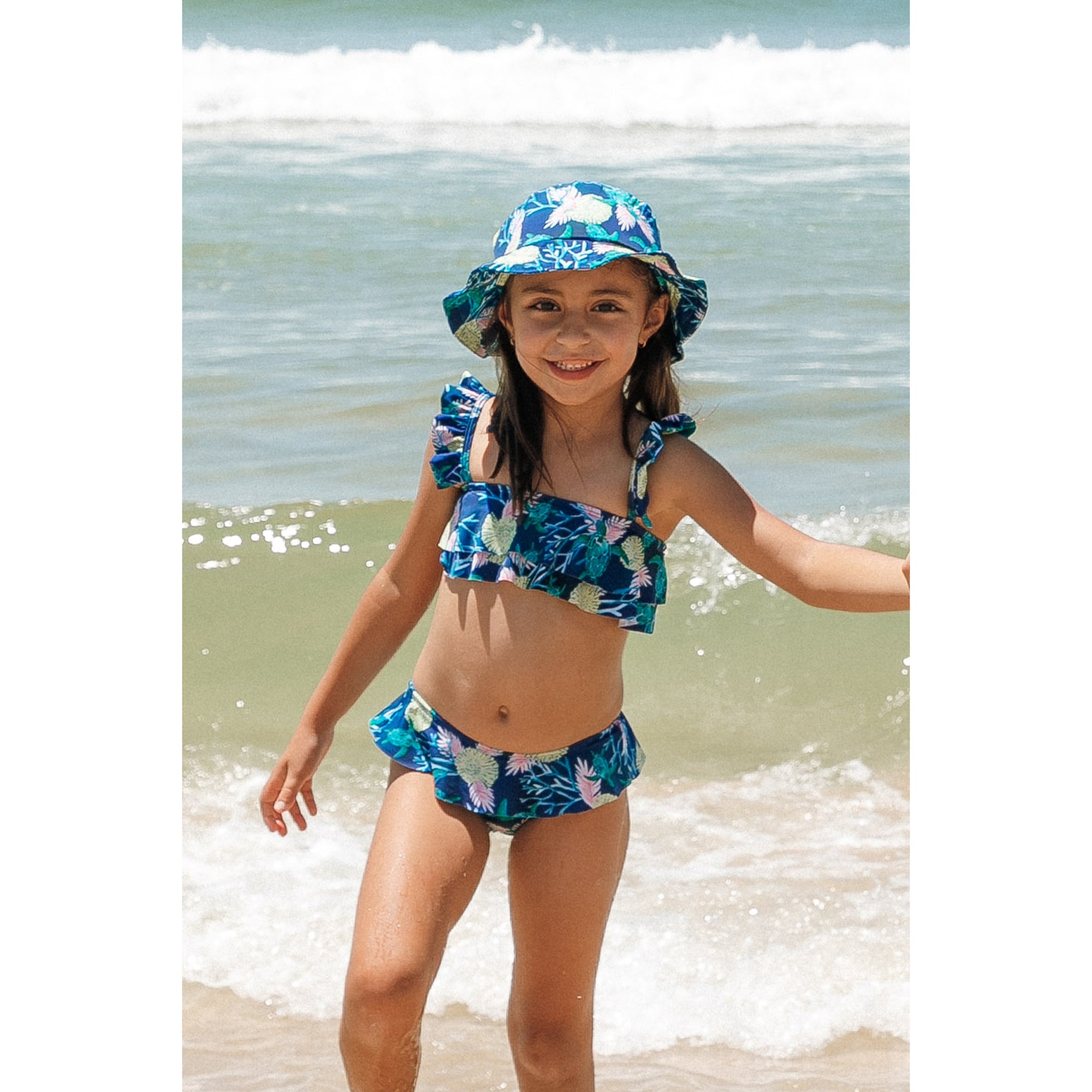 Chapéuzinho Infantil de Praia de Lycra com Protecao UV, na Estampa Tartaruga Azul da Lili Sampedro com Look combinando com a Mae