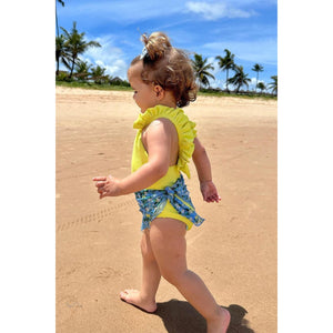 Lenço Estampado Limoes usado como uma Canga Infantil Saída de Praia Infantil com Look Mae e Filha Combinando da Lili Sampedro