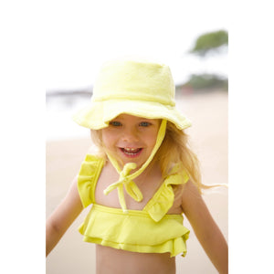 Bebe com Chapéu Bucket Hat Atoalhado Infantil de Praia com Amarracao e Protecao UV