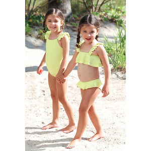 Filhas da Fabiana Justus na Praia Combinando de Lili Sampedro com Maiozinho e Biquíninho Amarelo Textura