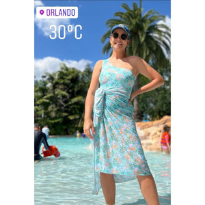 Gemeas da Fer vestindo Maio de Um Ombro Só na Estampa Coqueiros Tiffany da Lili Sampedro Moda Praia Família em Orlando na Piscina