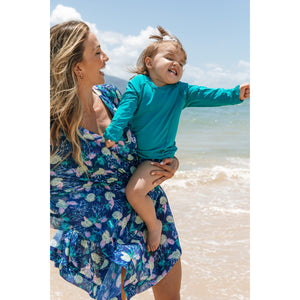 Saída de Praia Kaftan Curta Acinturada na Estampa Tartaruga Azul com Look Combinando Mae e Filhos da Lili Sampedro
