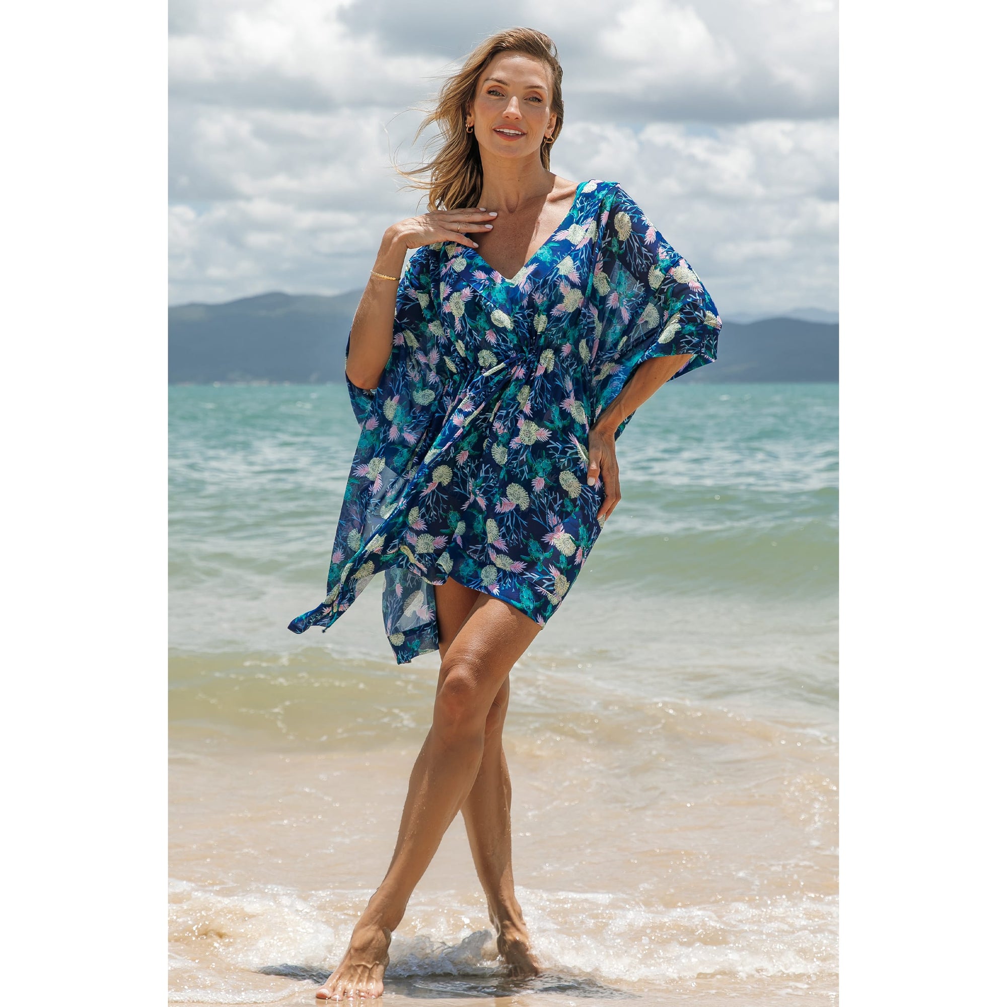 Saída de Praia Kaftan Curta Acinturada na Estampa Tartaruga Azul com Look Combinando Mae e Filhos da Lili Sampedro