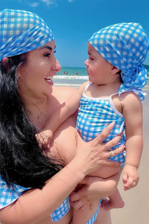 Bebe e Mae vestindo Lenço Estampado Vichy Acessório de Praia da Lili Sampedro