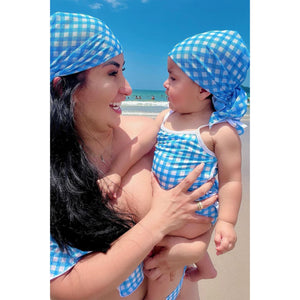 Bebe e Mae vestindo Lenço Estampado Vichy Acessório de Praia da Lili Sampedro
