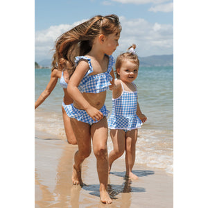 Meninas correndo na praia combinando com biquíni e maio infantil feminino na Estampa Vichy da Lili Sampedro combinando com a Mae