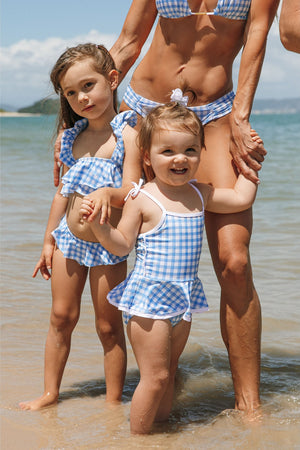 Maiô de Praia Infantil Feminino com Babadinho Estampa Vichy Xadrez Branco e Azul da Lili Sampedro Moda Praia Família