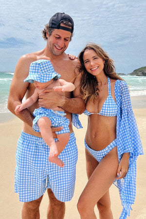 Luisa Accorsi Vestindo o Top Nobu e Calcinha Aviva na Estampa Vichy combinando com o Marido e o Filho na Praia de Moda Praia Família Combinando da Lili Sampedro