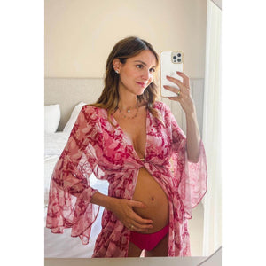 Luisa Accorsi Grávida vestindo biquíni Renda Rosa e Saída de Praia na Estampa Cacau Rosa da Lili Sampedro Moda Praia