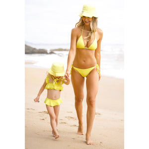 Mae e Filha Combinando com Chapéu de Praia modelo Bucket Hat Atoalhado Amarelo com Biquínis Amarelos Combinando da Lili Sampedro