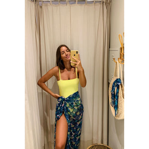 Adriana Conti Vestindo Maio de Praia Feminino Amarelo Neon com Lycra de Textura Modelo Reto e Alcas Finas com Pareo Tartaruga Azul da Lili Sampedro