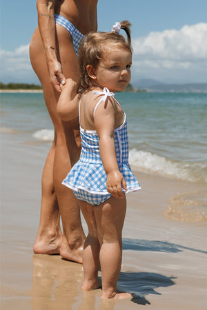 Maiô de Praia Infantil Feminino com Babadinho Estampa Vichy Xadrez Branco e Azul da Lili Sampedro Moda Praia Família