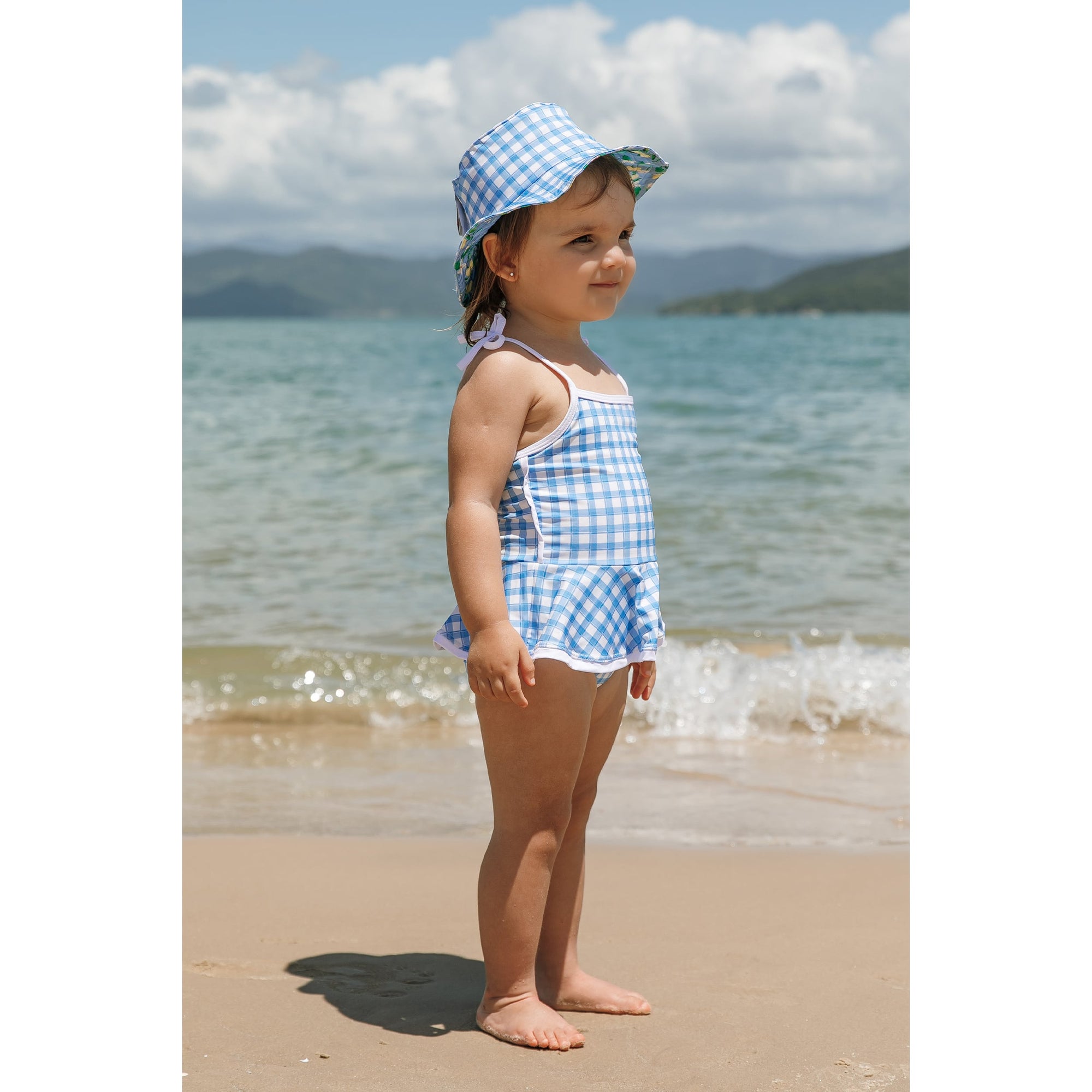 Maiô de Praia Infantil Feminino com Babadinho Estampa Vichy Xadrez Branco e Azul da Lili Sampedro Moda Praia Família