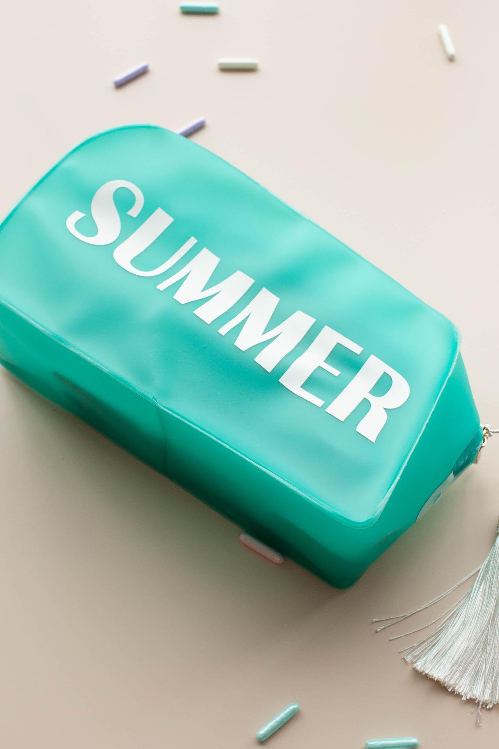 Presente Lili Sampedro 100 K Seguidores Necessaire de Silicone na Cor Verde Água com escrito SUMMER em Branco com Pompom Tassel Branco da Lili Sampedro Moda Praia