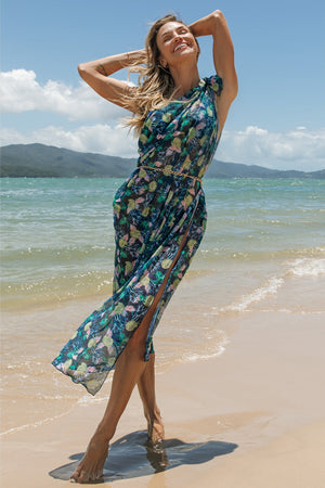 Saída de Praia Pareo Canga Estampado Tartaruga Azul da Lili Sampedro com Look para a Família Toda Combinando
