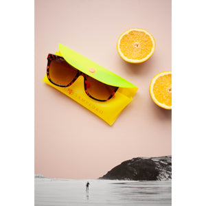 Porta Óculos Amarelo Neon de Silicone com Logo Lili Sampedro para Praia ou Piscina