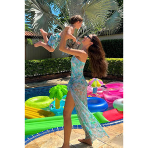 Raiza Marinari vestindo Maio de Um Ombro Só na Estampa Coqueiros Tiffany combinando com o filho na piscina com Look da Lili Sampedro Moda Praia Família