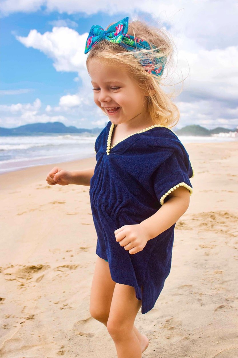 Roupao Infantil para Praia Atoalhado na cor Azul Marinho com detalhes em Amarelo da Lili Sampedro Moda Praia Infantil para idades de 1 a 8 anos