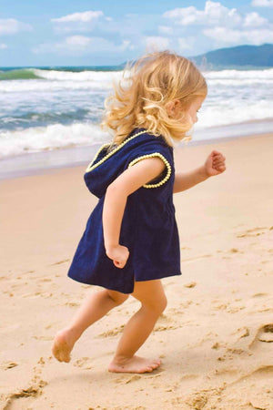 Roupao Infantil para Praia Atoalhado na cor Azul Marinho com detalhes em Amarelo da Lili Sampedro Moda Praia Infantil para idades de 1 a 8 anos