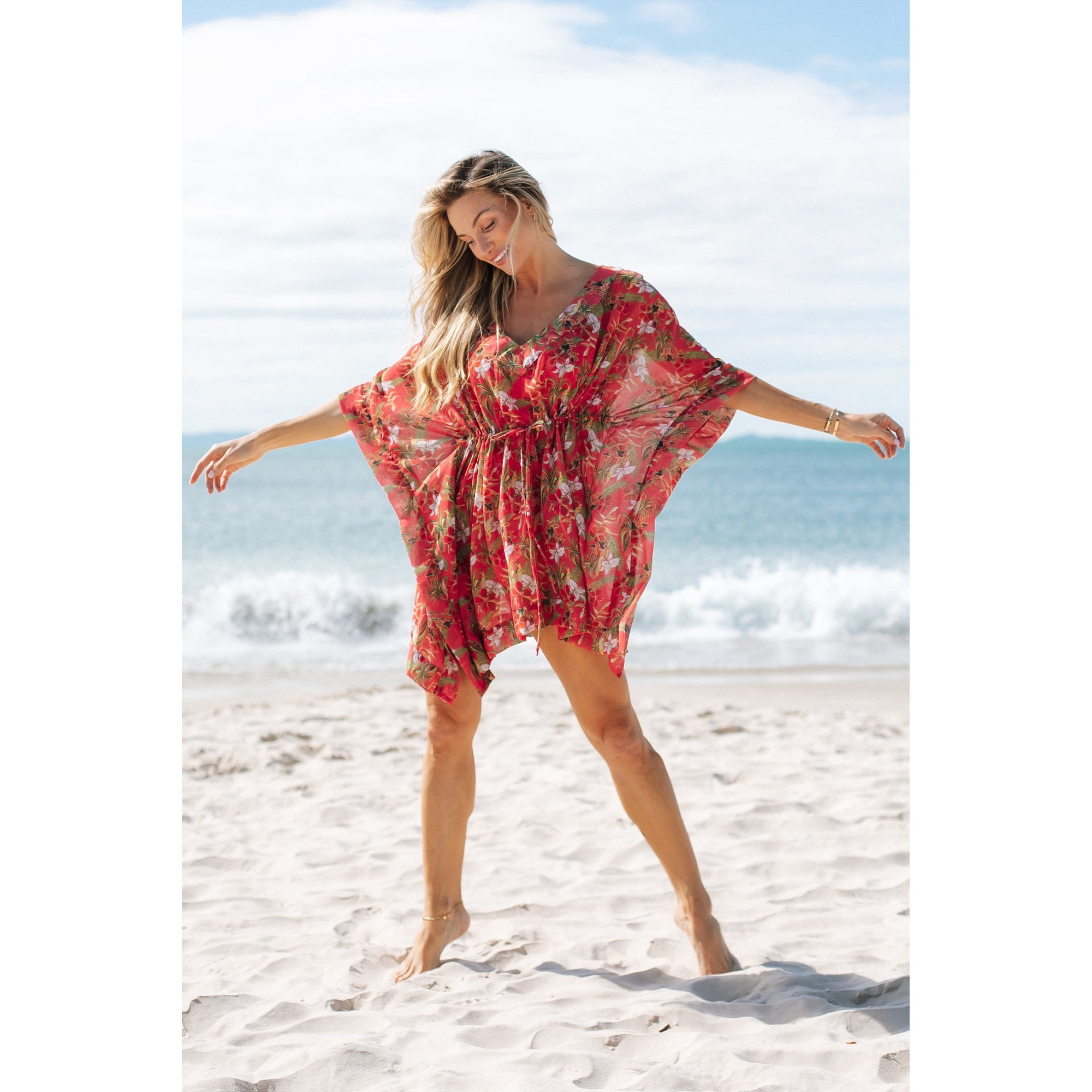Saída de Praia Lili Sampedro Kaftan Nathy Estampada Flores Vermelhas, uma Estampa com Kit Família para a Família Toda