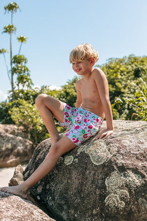 Short Infantil Masculino de Praia Bermuda na Estampa Kiwi e Pitaya da Lili Sampedro