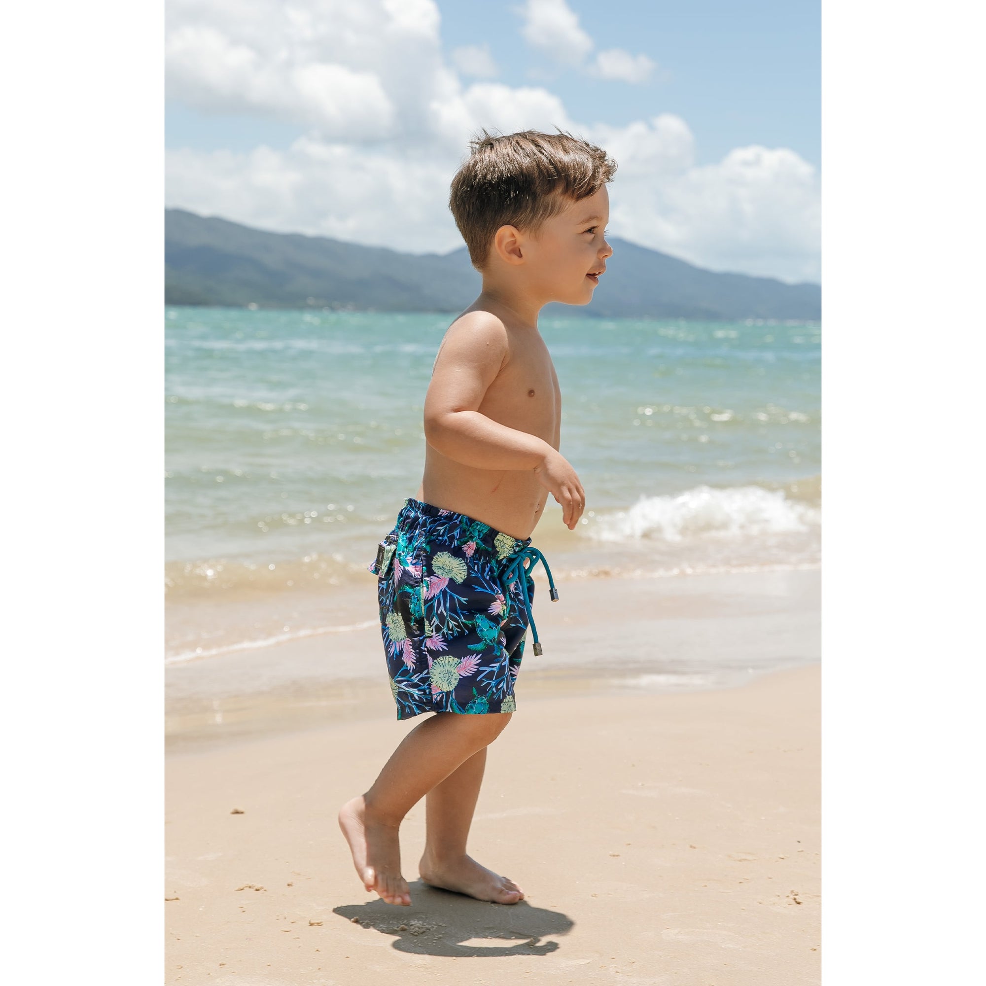 Short Infantil de Praia Bermuda Estampada Tartaruga Azul Look Tal Pai Tal Filho de Praia da Lili Sampedro